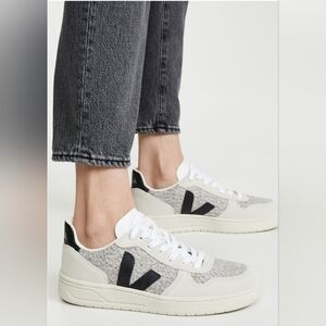 Veja,‎ V-10 Sneakers, Snow/Black, Size 38 (7-7.5)
